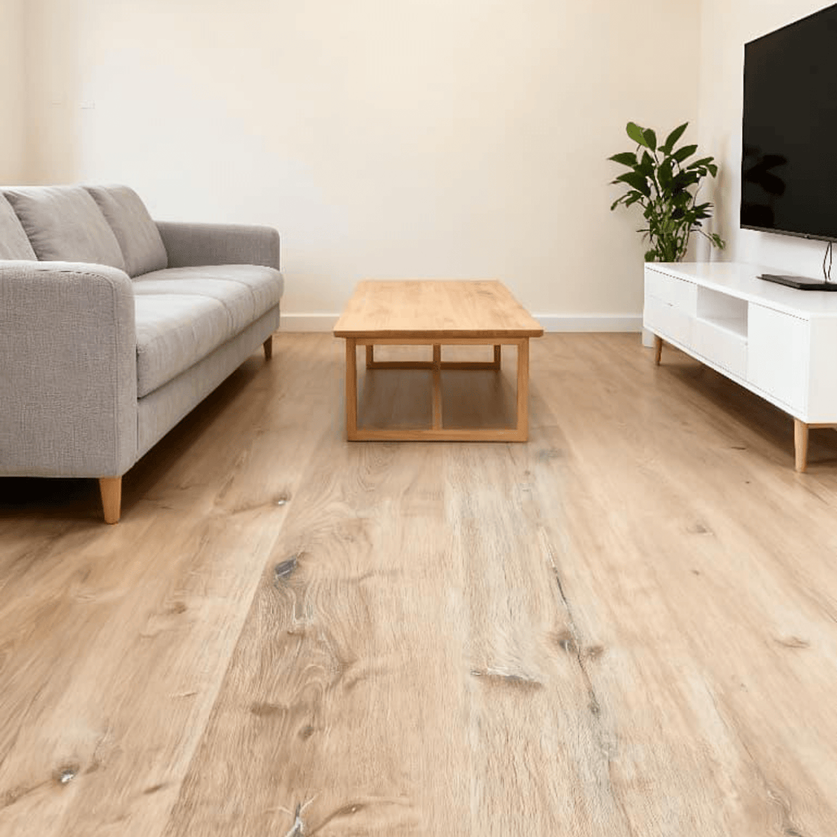Piso vinílico SPC Ámbar detalle veta madera ambar click | SRJ Tu Hogar Uruguay