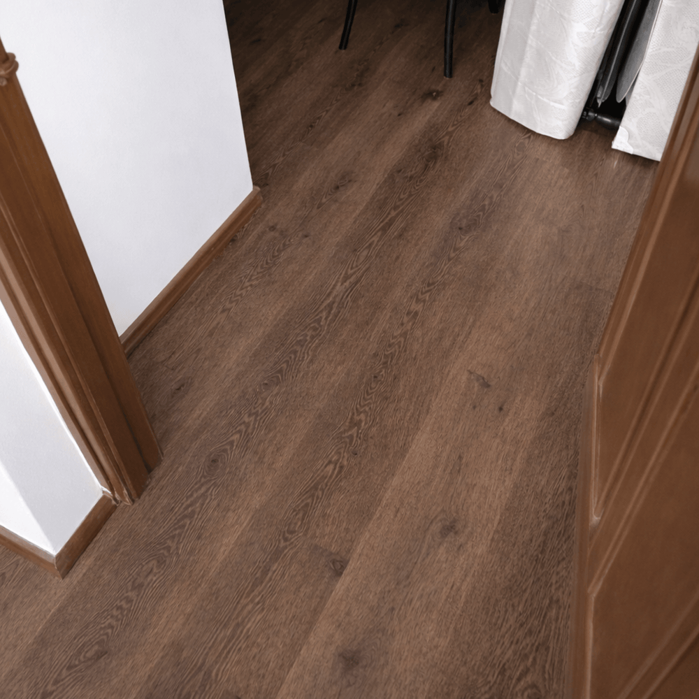 Pasillo con piso SPC Castaño símil madera marrón oscura