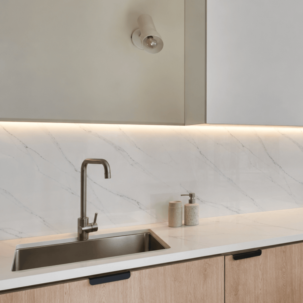 Placa PVC símil mármol blanco Carrara en la pared de una cocina, detrás de la mesada y la pileta (3 mm)