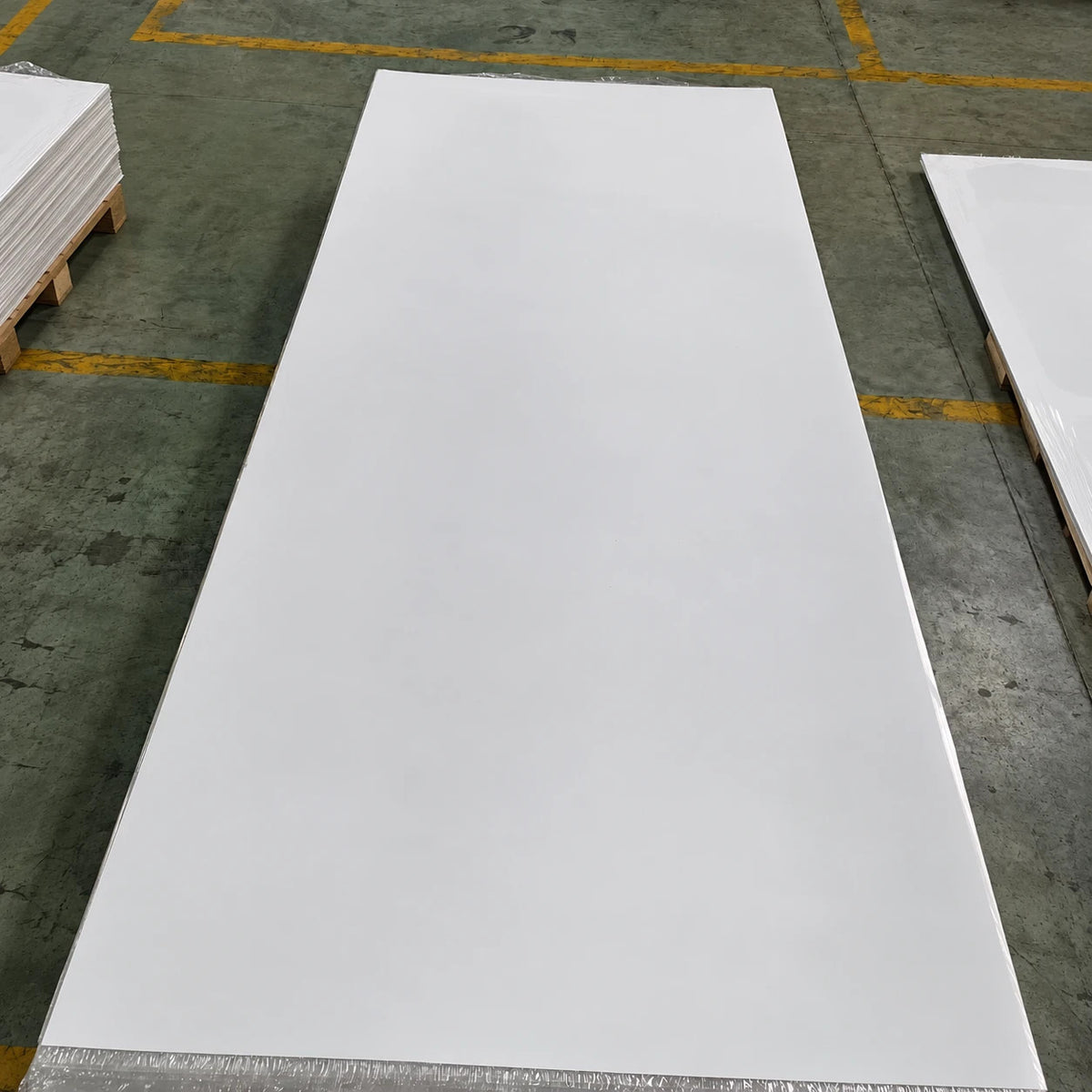 Placa PVC símil mármol Blanco Puro de 2mm, 1.22 x 2.44 m, foto real en depósito