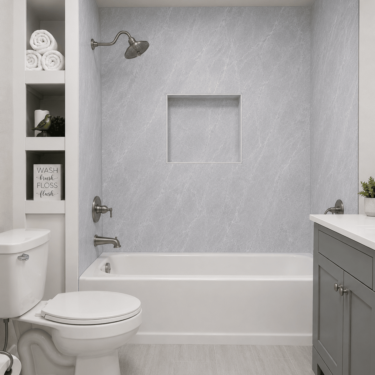 Placa PVC símil mármol gris en la pared de un baño, con bañera y nicho
