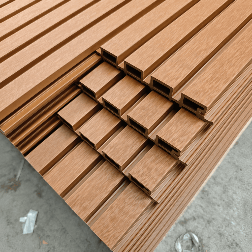 Pila de paneles WPC exterior color teca, sin instalar