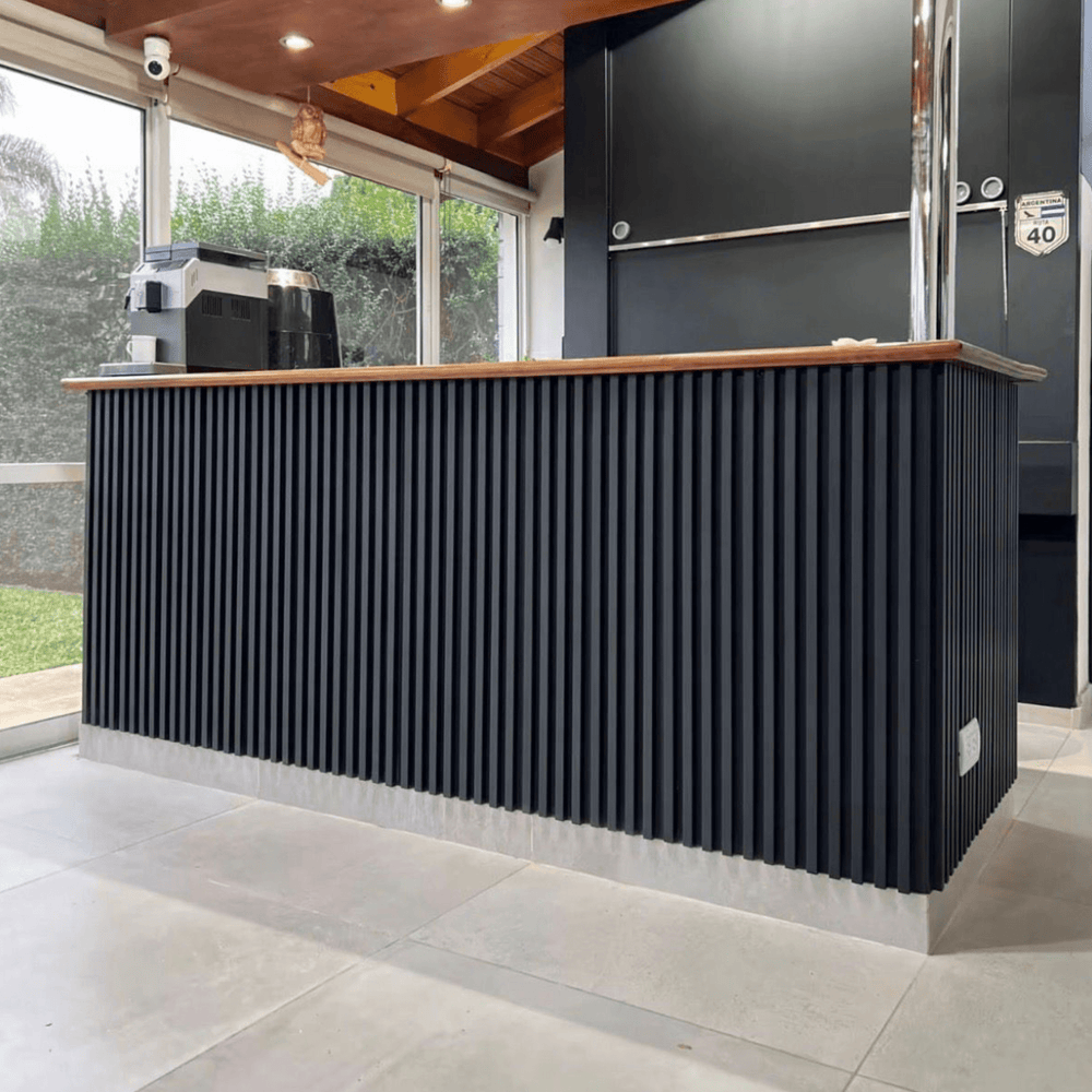 Panel WPC interior Negro Mate instalado en ambiente moderno | SRJ Tu Hogar Uruguay