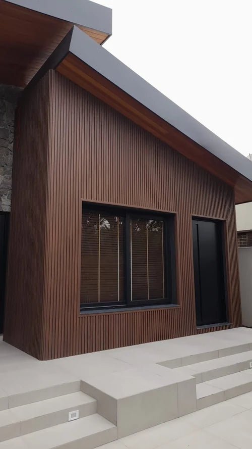 Panel WPC de madera en fachada exterior de vivienda