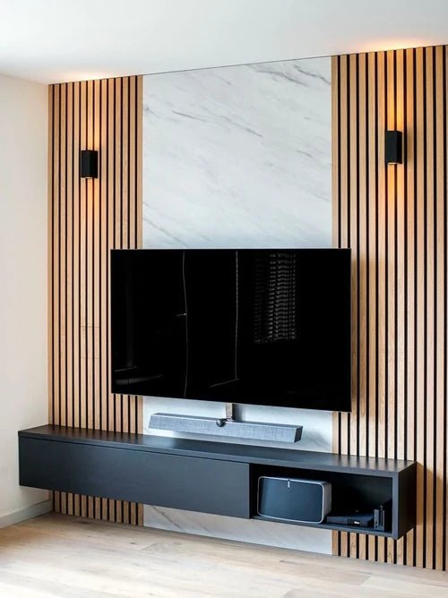 Pared con panel WPC de madera y placa símil mármol como fondo de TV