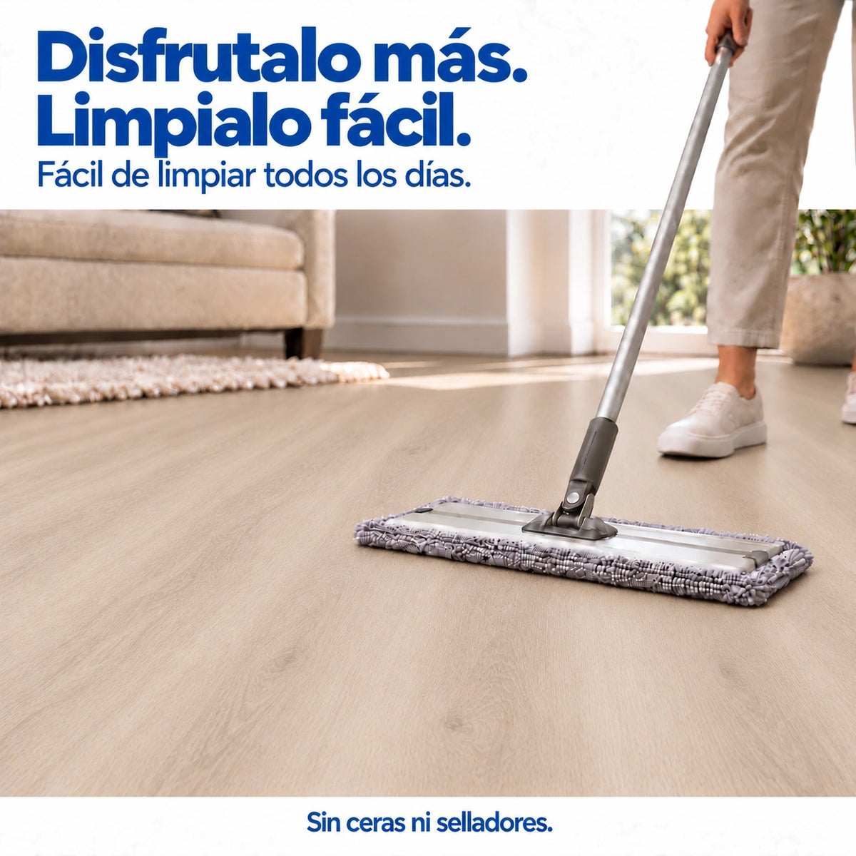 Persona limpiando con una mopa plana un piso SPC símil roble beige claro en un living luminoso.