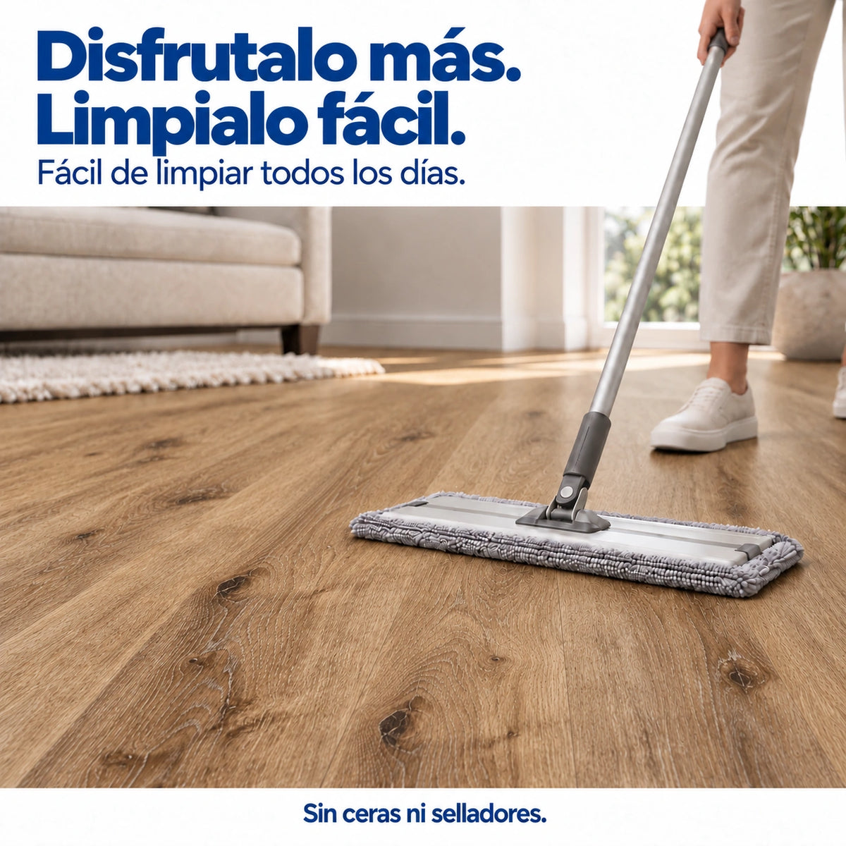 Persona limpiando con una mopa plana un piso SPC símil roble marrón en un living luminoso.