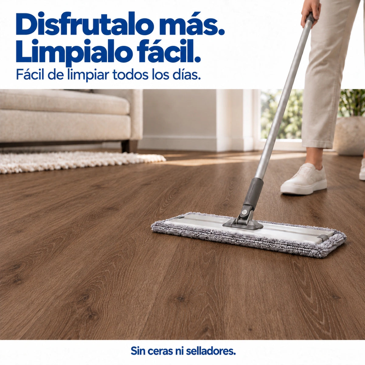 Persona limpiando con una mopa plana un piso SPC roble marrón oscuro en un living luminoso.