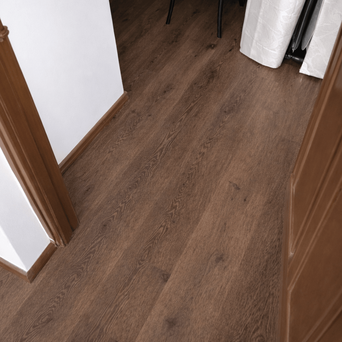 Pasillo con piso SPC Castaño símil madera marrón oscura