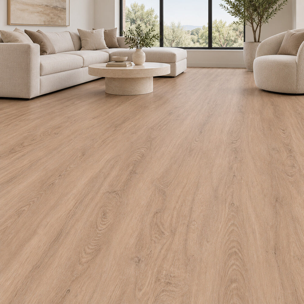 Living con piso SPC Roble Imperial símil madera clara, sillón blanco y mesa redonda