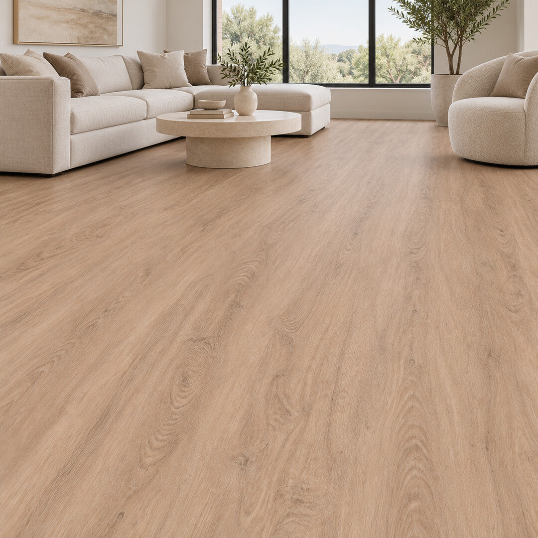 Living con piso SPC Roble Imperial símil madera clara, sillón blanco y mesa redonda