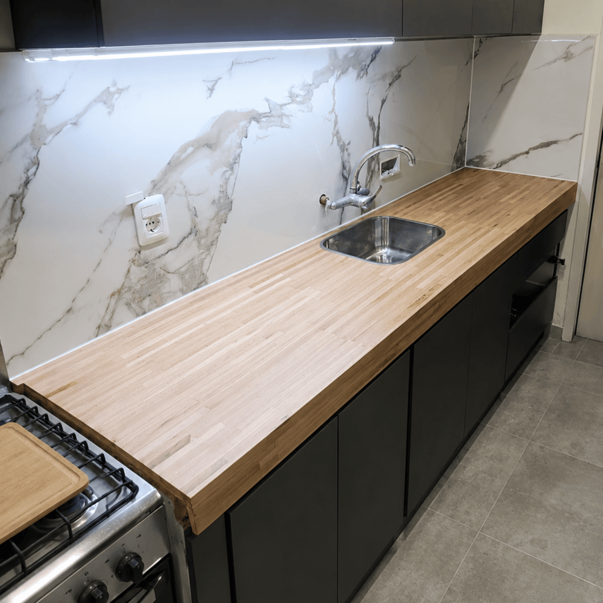 Revestimiento PVC símil mármol Calacatta blanca pared cocina