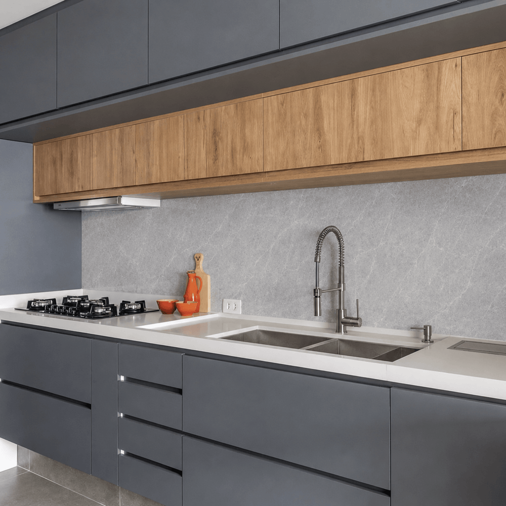 Placa PVC símil mármol gris en la pared de una cocina, detrás de la mesada