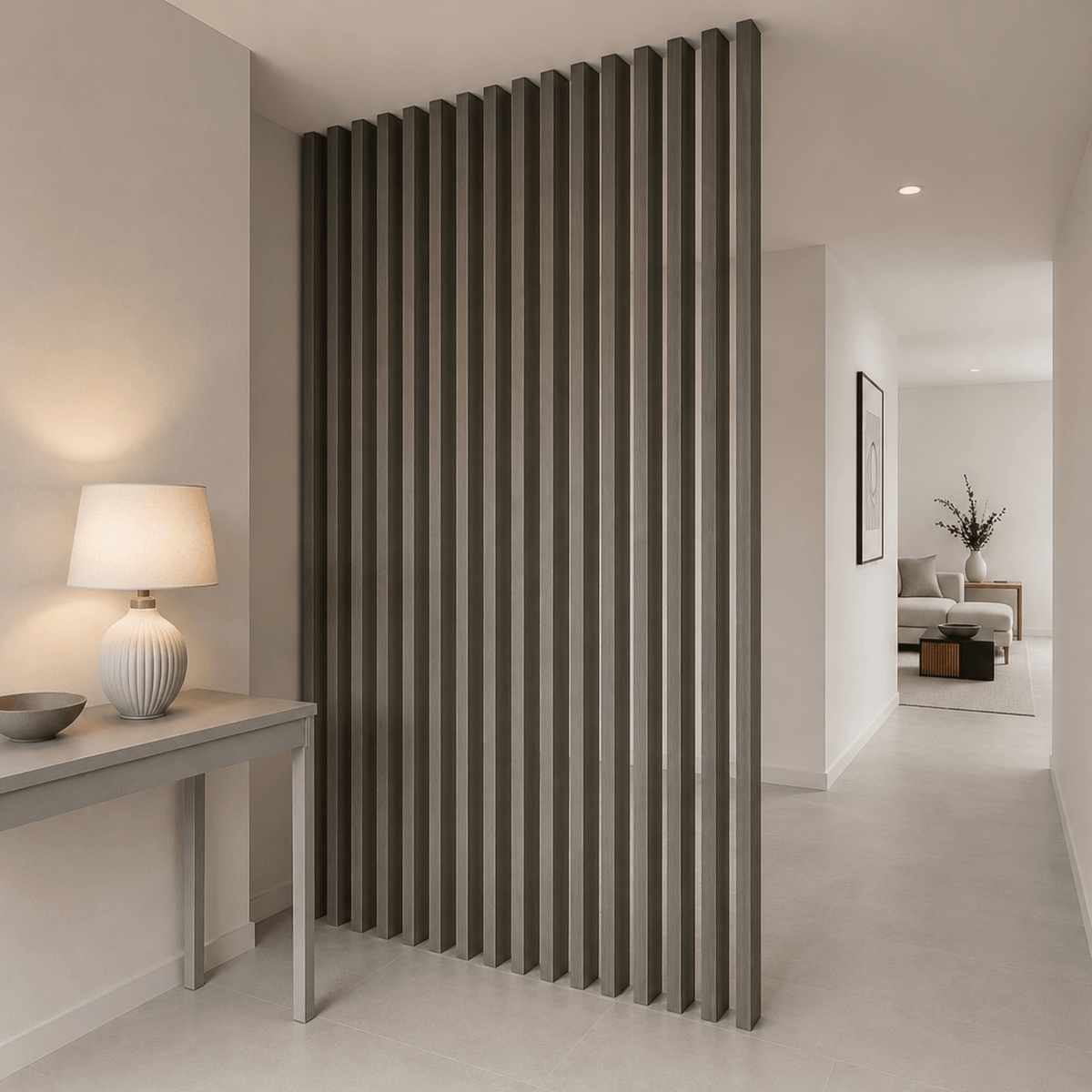 Vigas WPC verticales color gris como separador de ambientes en un hall