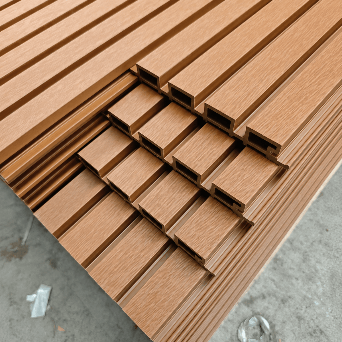 Pila de paneles WPC exterior color teca, sin instalar