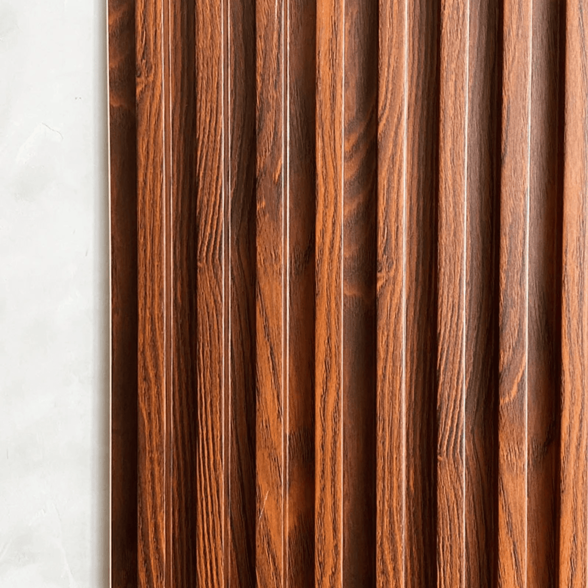 Detalle de los listones del panel WPC color madera rojiza