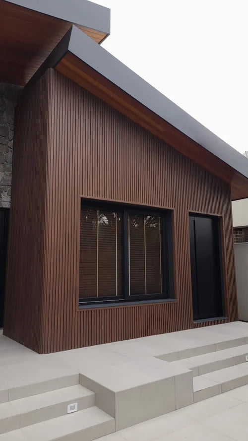 Panel WPC de madera en fachada exterior de vivienda